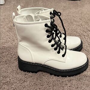 Women's White Lace-Up Ankle Boots
Steve Madden